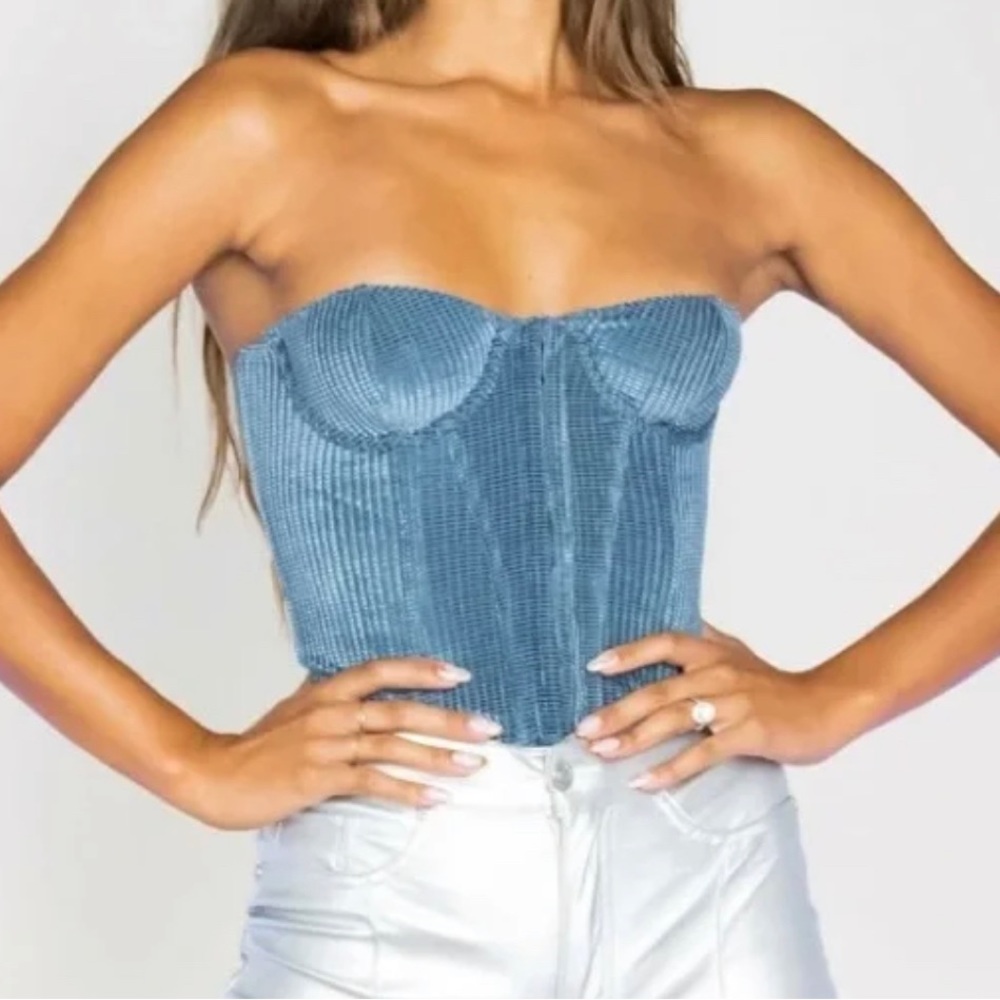 RARE urban courset top size medium.